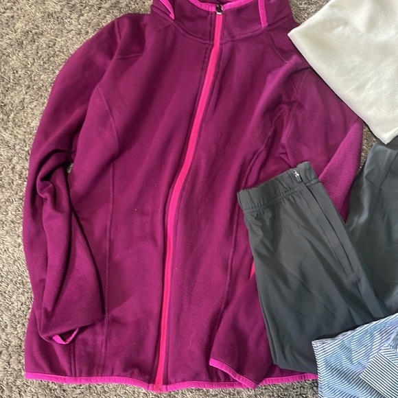 Woman’s medium clothing bundle - Picture 2 of 5